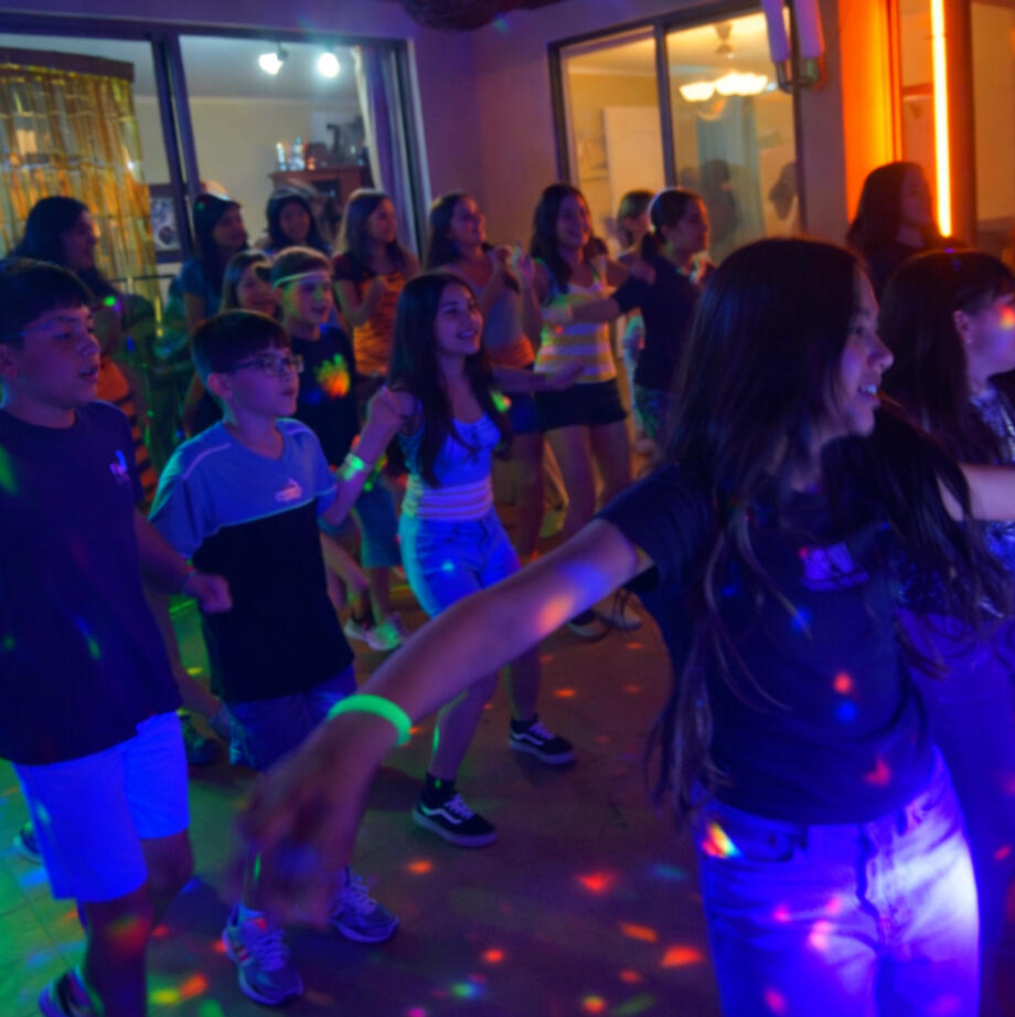 Juegos, música y animación para que todos participen.