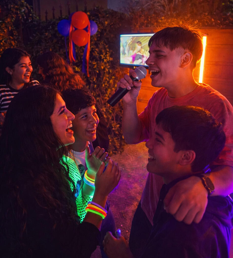 Niños disfrutando la fiesta Juegos, música y animación para que todos participen.