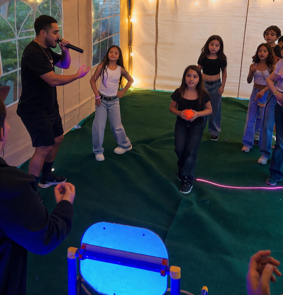 Niños disfrutando la fiesta Juegos, música y animación para que todos participen.