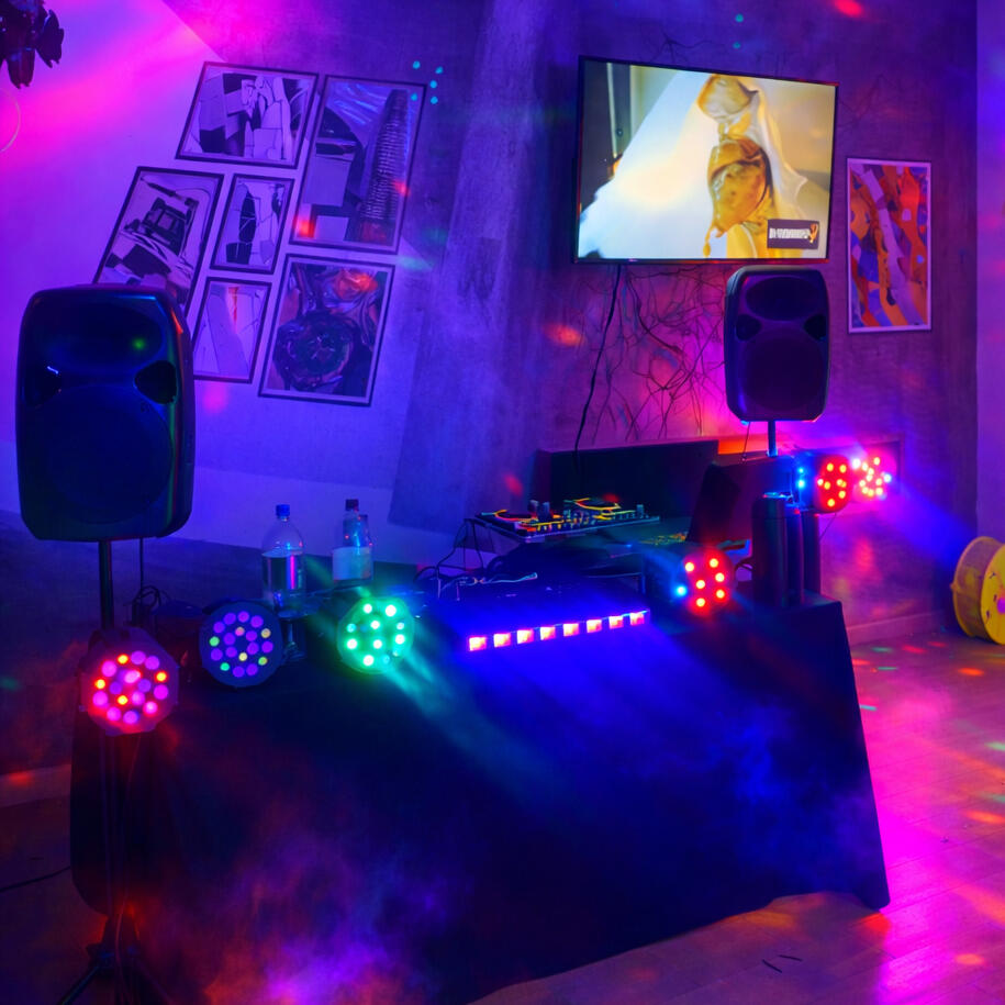 Luces neón y efectos que transforman cualquier espacio.